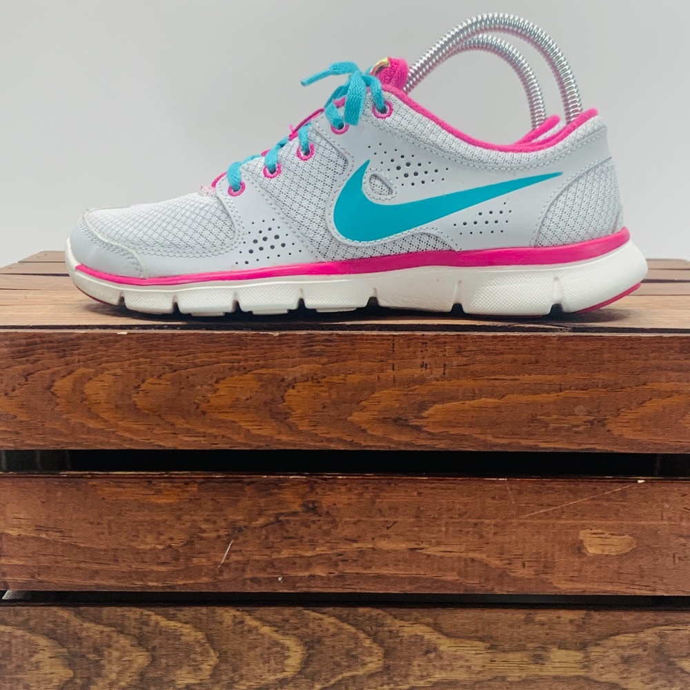 Nike Flex Experience RN Sneakers Womens 7.5 Silver